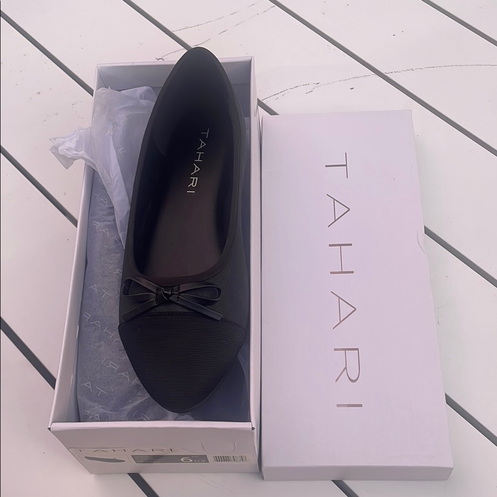 NWT TAHARI GENEVA FLATS! Size 6.5